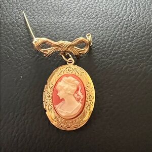 Vintage Elegant dangling Gold Cameo Brooch